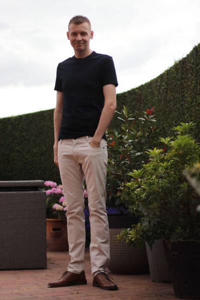 Chinos vs Jeans – Which Are Better To Wear?