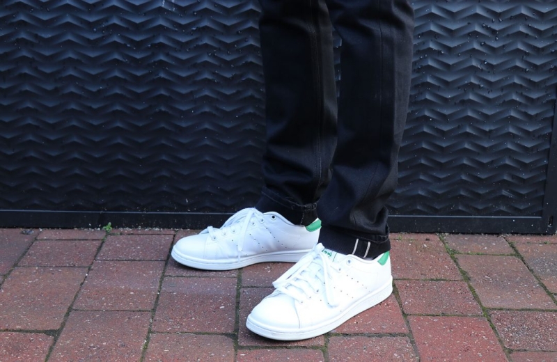 Here’s How To Wear Black Jeans & White Trainers With Style