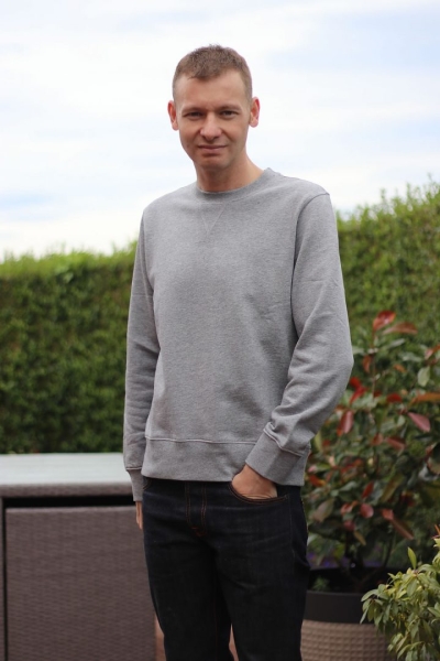 How To Wear A Sweatshirt – A Men’s Style Guide On What To Wear With A Sweatshirt