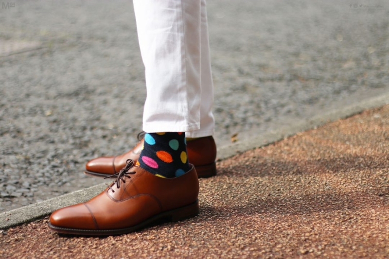 Navy Shirt, White Jeans & Brown Shoes: A Summer Day’s Outfit