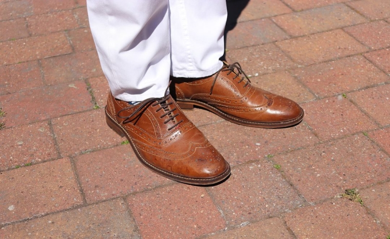 The Navy Shirt & White Jeans Combination – Men’s Outfit Idea