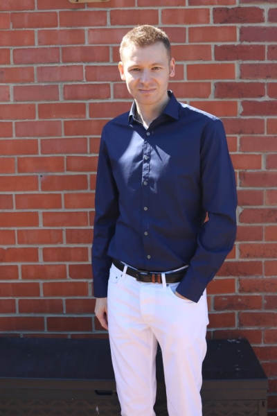 The Navy Shirt & White Jeans Combination – Men’s Outfit Idea