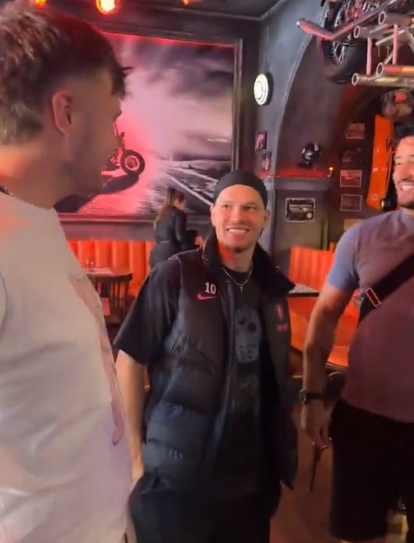 Mykhailo Mudryk with fans at a steakhouse.