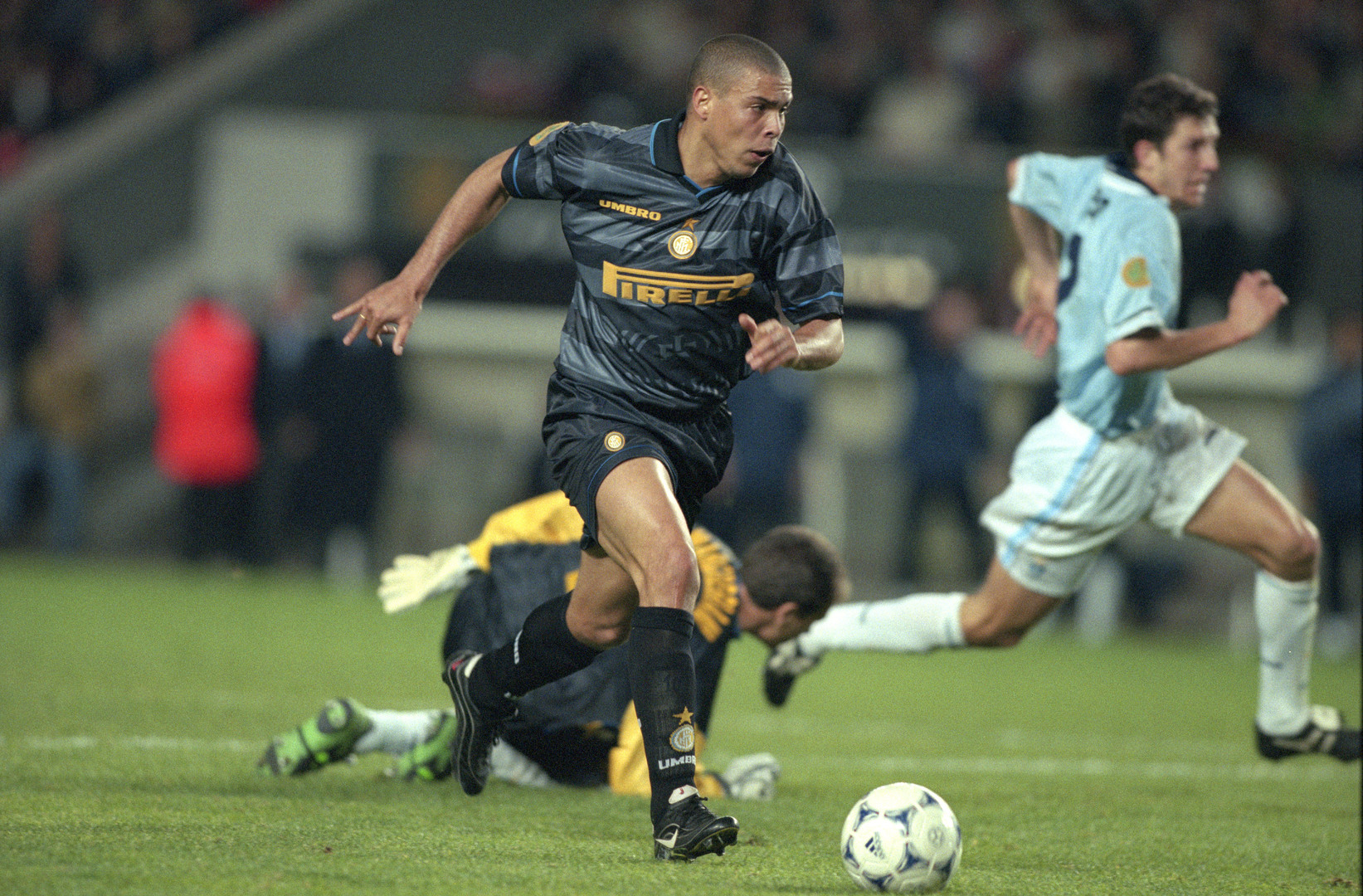 Ronaldo of Inter Milan scoring a goal against Lazio.